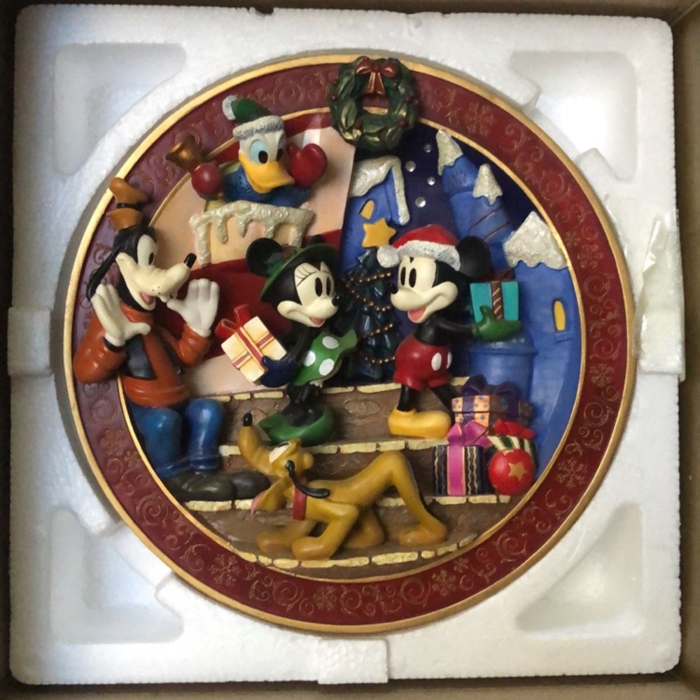 Disney Store LE Bas Relief Holiday Plate